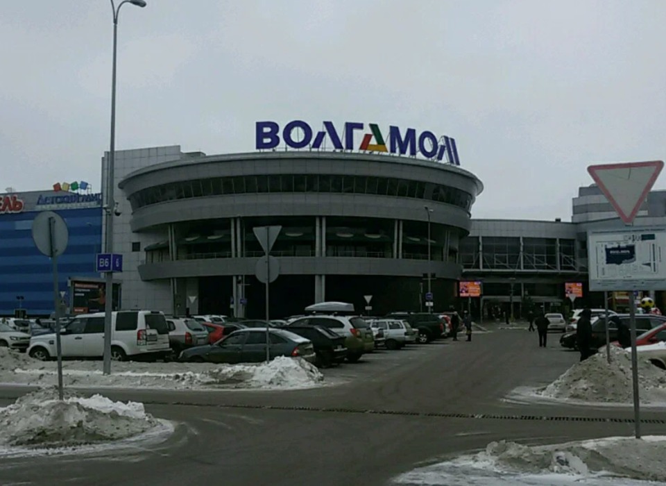 Жители города-спутника Волгоградской области пожаловались на массовую драку у ТЦ